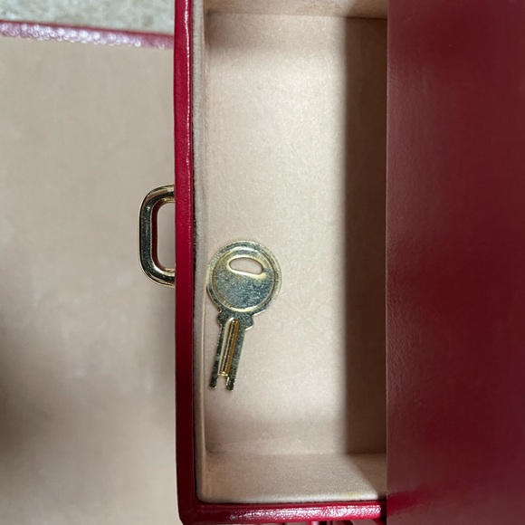 Vintage Style Red Lizard Jewelry Travel Case with Lock and Tone of Storage - Picture 13 of 15